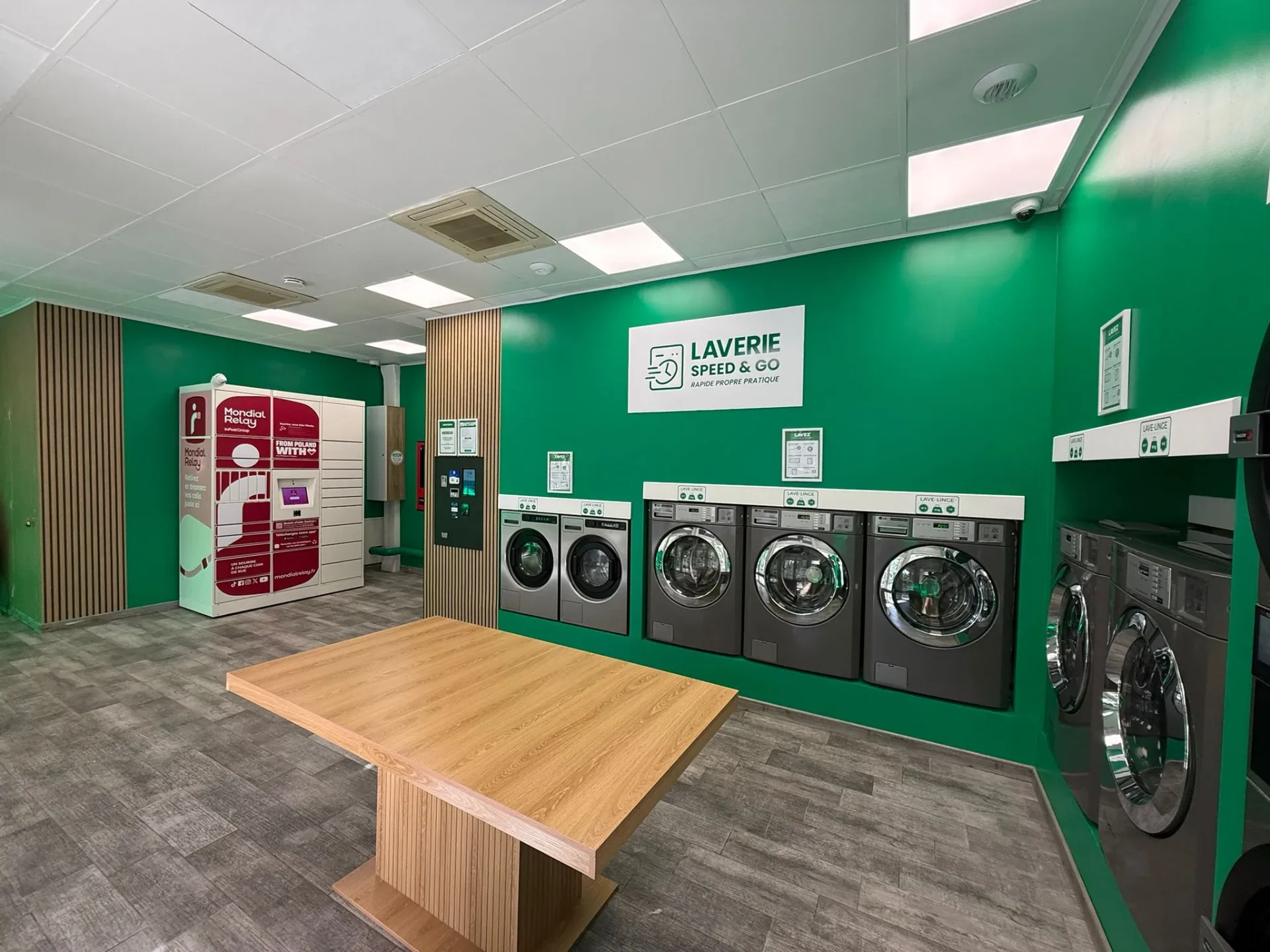 Intérieur de la Laverie Speed & Go à Aix-en-Provence