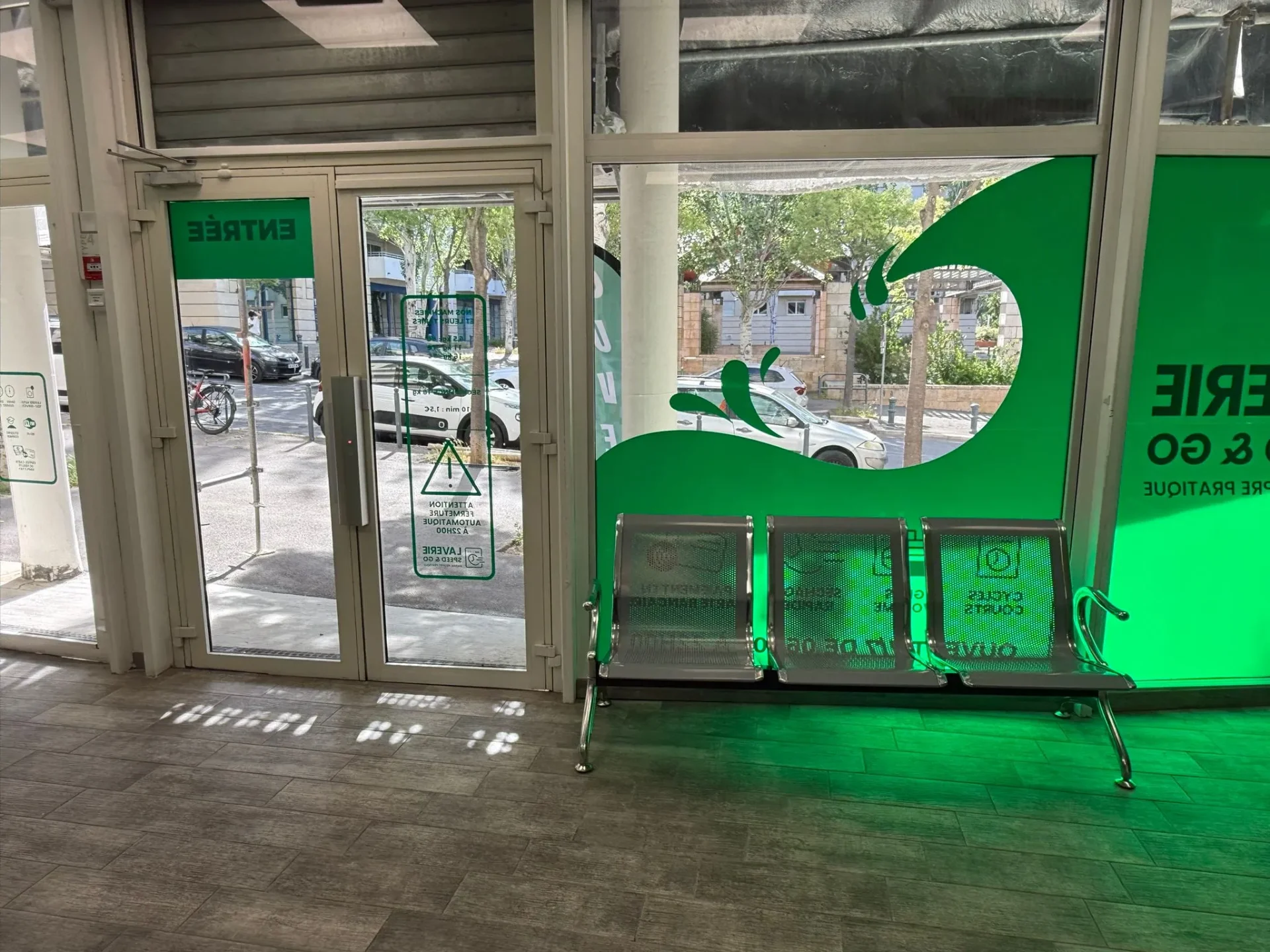 Entrée de la Laverie Speed & Go à Aix-en-Provence